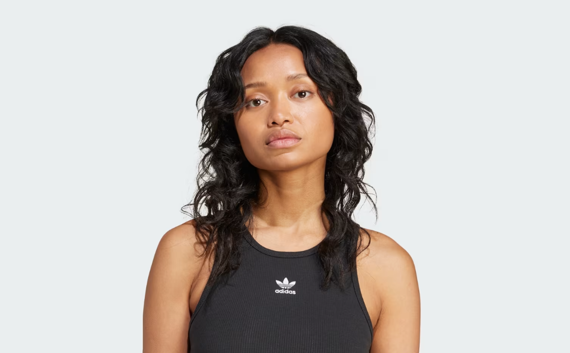 Так Adidas использует лого на одежде